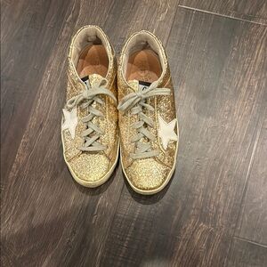 Golden Goose Gold in glitter with a suede star and gold heel tab. Size 34 Kids.